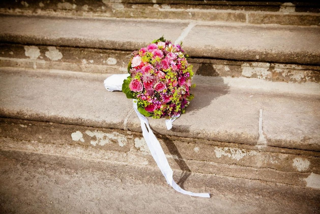 Florist bindt een bruidsboeket in de werkplaats
