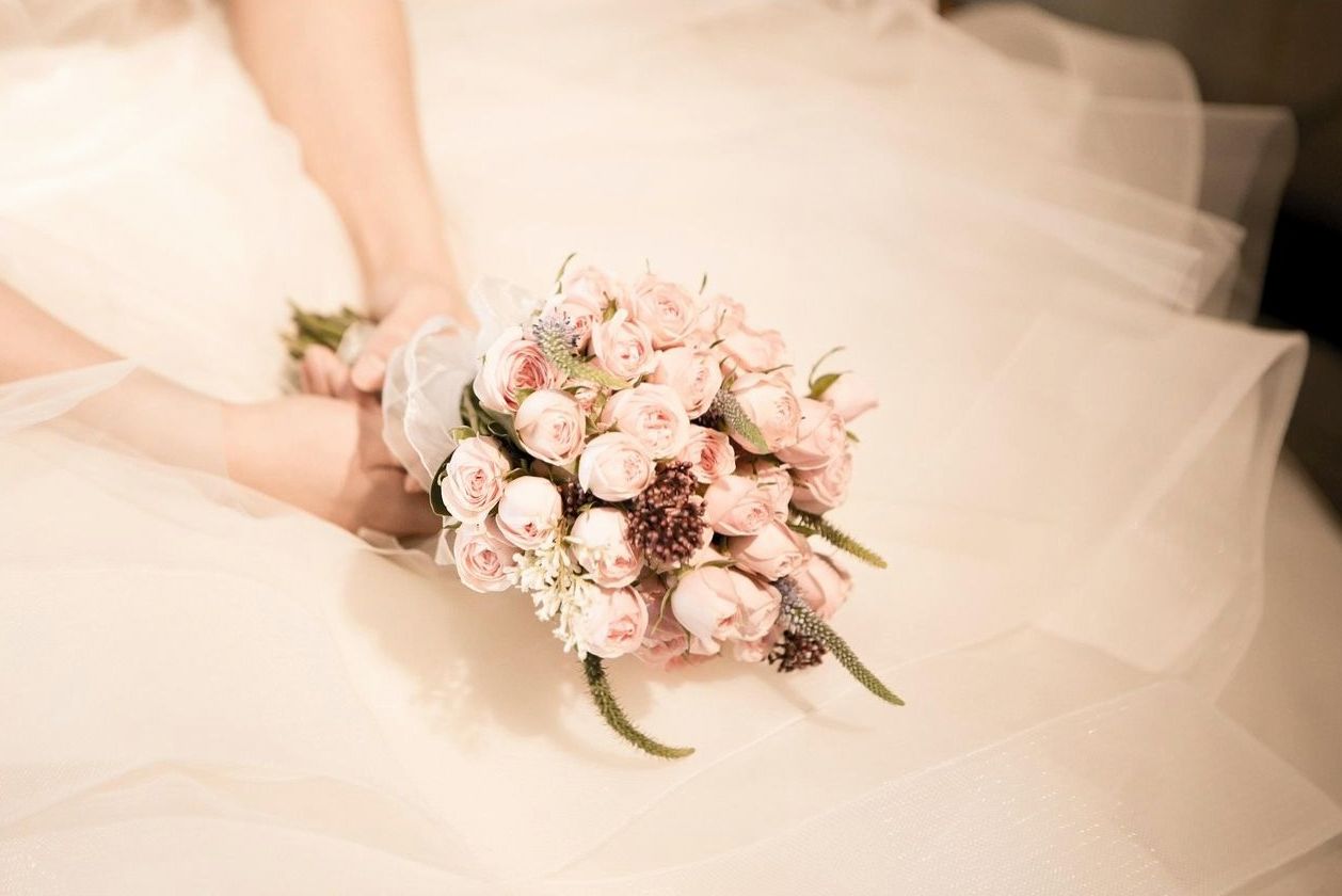 Bezorger plaatst een bos bloemen bij een kantoorreceptie