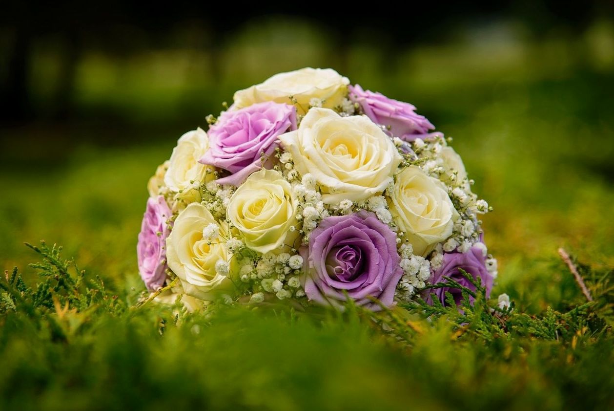 Schrijftafel met notitieboek en bloemen