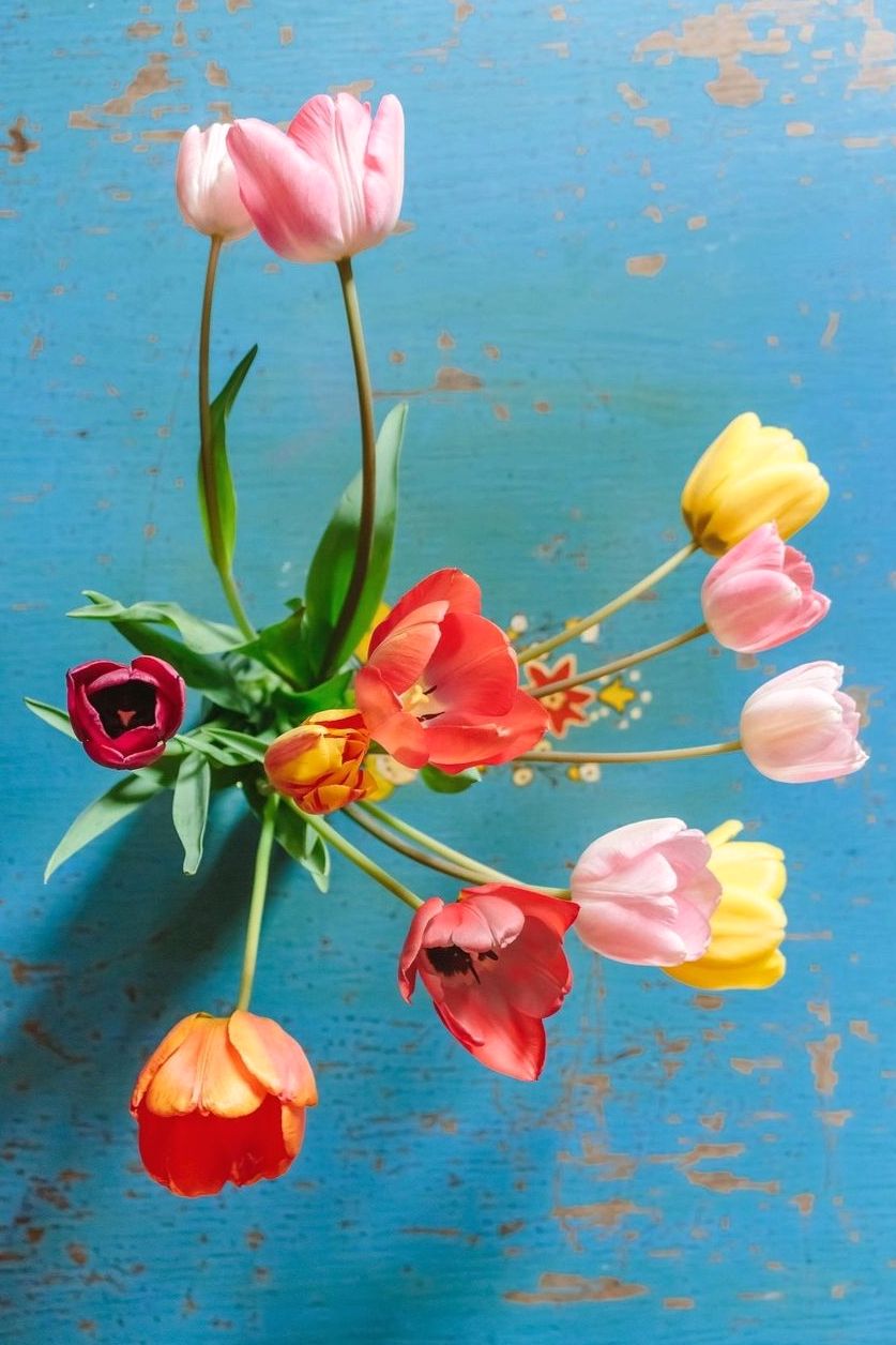 Verse bos bloemen op een keukentafel