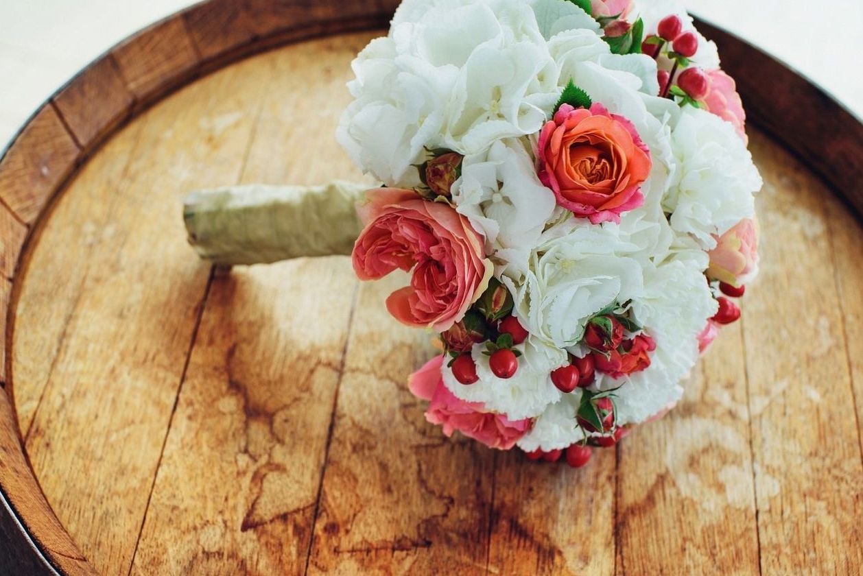 Verse bos bloemen op een keukentafel